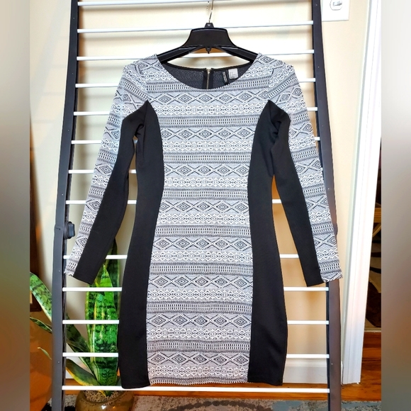H&M Dresses & Skirts - H&M Divided Dress Size 8